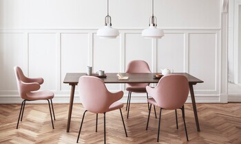 Esstisch mit rosa Stühlen