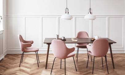 Esstisch mit rosa Stühlen