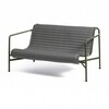 HAY Palissade Outdoor-Sofa aus metallischem grünen Stahl mit geripptem Design auf weißem Hintergrund. - Palissade Steppkissen 124x115,5cm