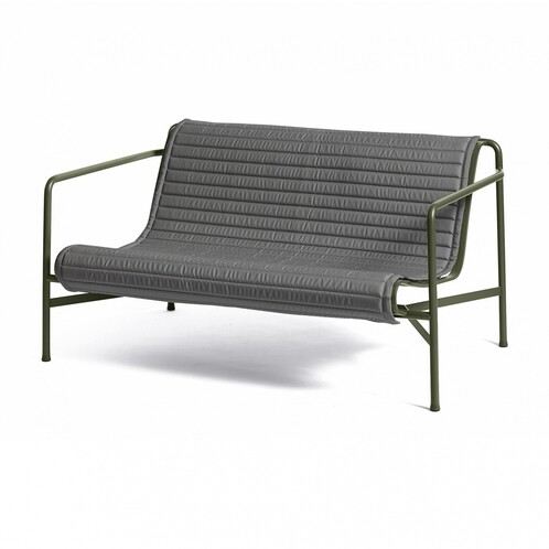 HAY Palissade Outdoor-Sofa aus metallischem grünen Stahl mit geripptem Design auf weißem Hintergrund. - Palissade Steppkissen 124x115,5cm