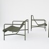 HAY Palissade Kollektion mit modernen grünen Metall-Loungesesseln und Bänken im minimalistischen Design auf weißem Hintergrund. - Palissade Garten Loungesessel niedrig 2er Set