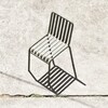 HAY Palissade Kollektion, anthrazitfarbener Metallstuhl auf Betonboden mit Schattenwurf, Design Außenmöbel. - Palissade Gartenstuhl 4er Set