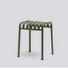 HAY Palissade grüner Outdoor-Hocker aus Metall mit eleganter Streifenstruktur und robustem Design auf neutralem Hintergrund. - Palissade Gartenhocker
