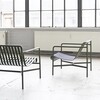 HAY Palissade Gartenmöbel aus Metall, elegante Linien, moderne graue Bank und Stuhl vor Fenstern. - Palissade Garten Loungesessel niedrig 2er Set