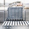HAY-Palissade-Metall-Gartenstuhl-in-Außenbereich-mit-Schiff-im-Hintergrund-modernes-Design-und-langlebige-Konstruktion - Palissade Garten Loungesessel niedrig Feuerverzinkt 2er Set