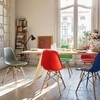 Vitra - Eames Plastic Side Chair DSW - Chaise frêne  - rouge classique/support en frêne coloré miel/43cm/croisillons en fils d'acier laqué noir