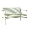 Olivenfarbene HAY Palissade Gartenbank aus Metall mit horizontalen Streben im modernen Design, isoliert auf weißem Hintergrund. - Special Edition Palissade Dining Gartenbank