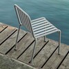 HAY Palissade Outdoor-Stuhl aus Metall in Anthrazit auf Holzsteg neben ruhigem Gewässer für moderne Gartengestaltung. - Palissade Gartenstuhl 4er Set