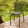 HAY Palissade Gartenstuhl aus Metall in Grün auf Holzterrasse im Freien, moderne Außenmöbeldesign-Kollektion - Palissade Garten-Armlehnstuhl 4er Set