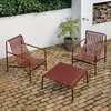 HAY Palissade Gartenmöbel-Set aus Stahl, zwei Stühle und ein Tisch, rostrote Farbe, auf gepflastertem Hof. - Palissade Gartenbeistelltisch