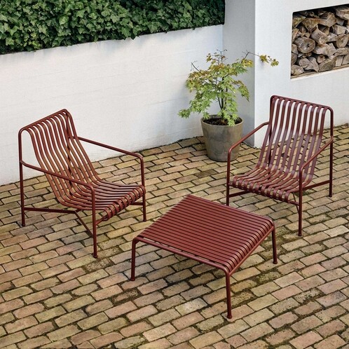 HAY Palissade Gartenmöbel-Set aus Stahl, zwei Stühle und ein Tisch, rostrote Farbe, auf gepflastertem Hof. - Palissade Gartenbeistelltisch