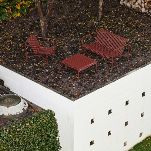 HAY Palissade Gartenmöbel-Set aus Metall in Rostrot auf Herbstlaub, Design Außenbereich Dekoration. - Palissade Gartenbeistelltisch