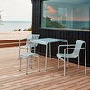 HAY Palissade Outdoor-Möbelset aus Metall auf Holzterrasse mit Meerblick, bestehend aus Stühlen und Tisch. - Palissade Gartenhocker Feuerverzinkt
