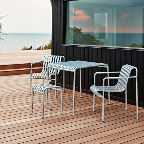 HAY Palissade Outdoor-Möbelset aus Metall auf Holzterrasse mit Meerblick, bestehend aus Stühlen und Tisch. - Palissade Gartenhocker Feuerverzinkt