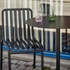 HAY Palissade Kollektion: Stilvolle Outdoor-Metallmöbel, schwarzer Stuhl neben rundem Tisch mit Gläsern. - Palissade Gartenstuhl 4er Set