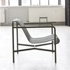 HAY Palissade Lounge Chair aus Metall mit Streifenmuster in minimalistischem Design vor hellem Hintergrund - Palissade Garten Loungesessel niedrig 2er Set