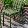 Grüner HAY Palissade Outdoor-Stuhl aus Metall mit komfortablen Kissen auf einer Terrasse mit Ziegelmauer. - Palissade Weiches Steppkissen 80x40cm