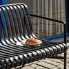 HAY Palissade Outdoor-Lounge-Sessel aus Metall mit Croissant auf Teller, modernes Design, langlebig und stilvoll. - Palissade Dining Gartenbank