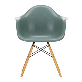 Vitra - Eames Fiberglass Armchair DAW gouden esdoorn