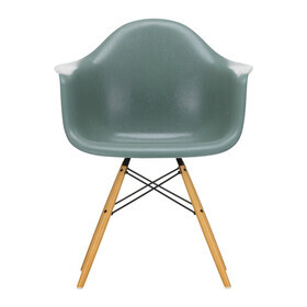 Vitra - Chaise avec accoudoirs Eames Fiberglass DAW érable doré