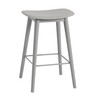 Muuto - Fiber Barhocker mit Holzgestell 65cm - grau/Sitzfläche Kunststoff/BxHxT 45x66x42,5cm/Gestell Holz
