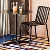 Schwarzer HAY Palissade Stuhl und Tisch aus Metall, modernes Design, auf buntem Fliesenboden mit Getränken dekoriert. - Palissade Gartenstuhl 4er Set