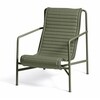 HAY Palissade Lounge Chair in Olive Green, Modernes Outdoor-Metallgestell mit gepolsterter Sitzfläche - Palissade Steppkissen 139x49,5cm