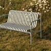 HAY Palissade Gartenbank aus Metall in Anthrazit, modernes Design, langlebiges Outdoor-Mobiliar auf grünem Rasen mit Gänseblümchen. - Palissade Dining Gartenbank Feuerverzinkt