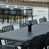 Outdoor-Essbereich mit HAY Palissade Kollektion aus anthrazitfarbenem Metall, robuste Tische und Stühle, modernes Design - Palissade Gartenstuhl 4er Set