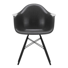Vitra - Eames Fiberglass Armchair DAW esdoorn zwart