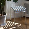 HAY Palissade Gartenhocker aus Metall im modernen Design, robust und wetterfest, neben Pflanzentopf in Innenraum. - Palissade Gartenhocker Feuerverzinkt