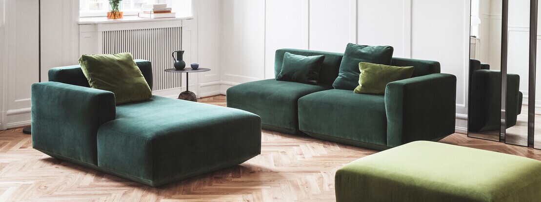 Couch in grünem Samt