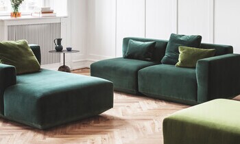 Couch in grünem Samt