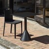 HAY Palissade Kollektion mit kegelförmigem Tisch und Stuhl aus Metall in Anthrazit im Außenbereich - Palissade Cone Gartentisch 65x65cm