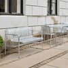 HAY Palissade Außenmöbel-Sammlung mit Bank und Stühlen aus Metall, modernes Design, robust und wetterfest. - Palissade Dining Gartenbank Feuerverzinkt