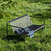 HAY Palissade Gartenbank aus Metall im Freien auf grünem Rasen mit gestreifter Decke. - Palissade Outdoor Lounge Sofa