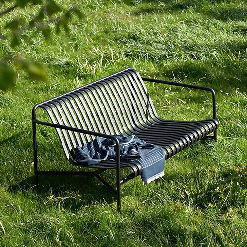 HAY Palissade Gartenbank aus Metall im Freien auf grünem Rasen mit gestreifter Decke. - Palissade Outdoor Lounge Sofa