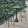 HAY Palissade Kollektion mit grünen Metallstühlen und Tisch im Freien auf Mosaikfliesen, umgeben von Pflanzen. - Palissade Cone Gartentisch Ø60cm