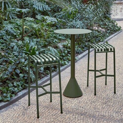 HAY Palissade Kollektion mit grünen Metallstühlen und Tisch im Freien auf Mosaikfliesen, umgeben von Pflanzen. - Palissade Cone Gartentisch Ø60cm