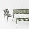 HAY Palissade Gartenmöbel-Kollektion in Grün, eleganter Metallstuhl und Bank mit Rippendesign vor hellem Hintergrund. - Palissade Gartenstuhl 4er Set