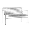 HAY Palissade Outdoor-Bank aus Metall mit horizontalen Streben und Armlehnen, elegantes Design für Gärten und Terrassen. - Palissade Dining Gartenbank Feuerverzinkt