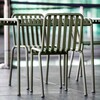 HAY Palissade Gartenmöbel aus pulverbeschichtetem Stahl in Grün auf Terrasse, modernes Design, langlebiges Material. - Palissade Gartenstuhl 4er Set