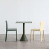 HAY Palissade Kollektion mit modernem grünen Stuhl und Tisch sowie gelbem Stuhl aus Metall in minimalistischem Design. - Palissade Cone Gartentisch 65x65cm
