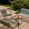 HAY Palissade Gartenmöbel-Kollektion mit Stühlen und Sofa in Streifenoptik auf Holzterrasse umgeben von Grünflächen. - Palissade Garten Loungesessel niedrig 2er Set