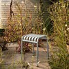HAY Palissade Gartenbank aus Metall in Anthrazit, modernes Design, langlebig und wetterfest, umgeben von Grünpflanzen. - Palissade Gartenhocker Feuerverzinkt